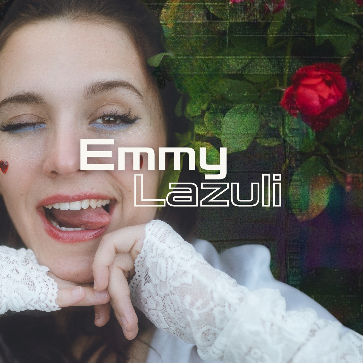Emmy Lazuli, visuel carré au milieu d'un rosier, avec son nom en typographie